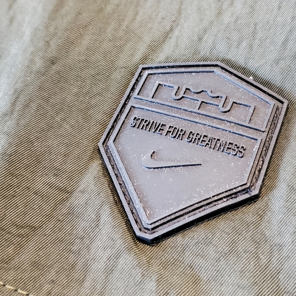 Nike Therma LeBron Strive for Greatness Jacket - Picture 9 of 15